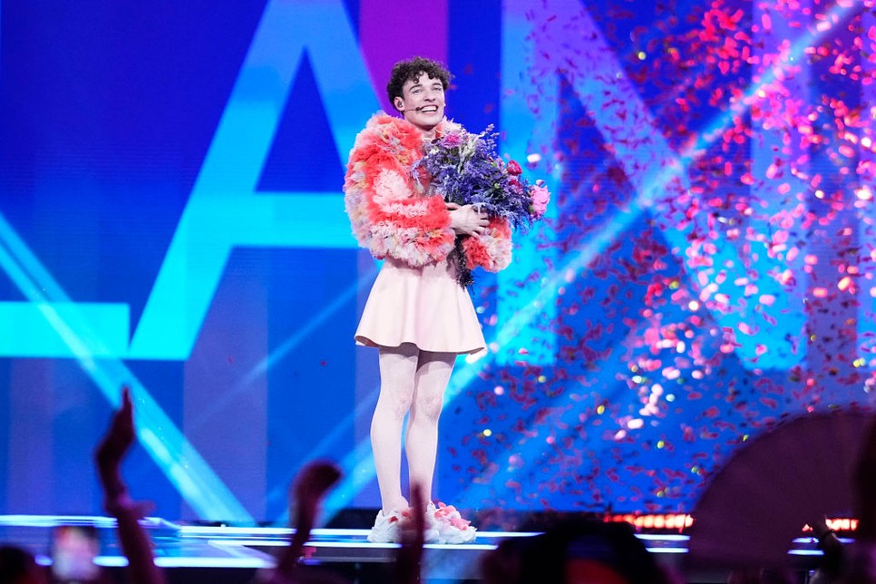 Az Eurovíziós Dalfesztivál nyertesének itt már két darabban van a trófeája, a csokor mögött annak egy épp egy darabját ölelgeti