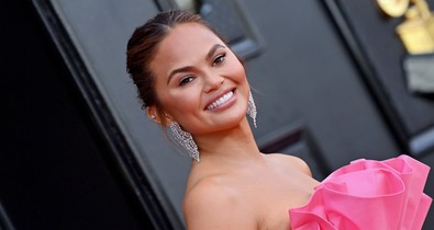 Chrissy Teigen közel két évvel a vetélése után ismét babát vár 
