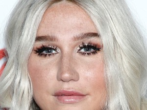 Kesha modern hippinek öltözött, de jól áll neki!