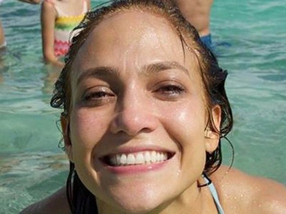 Jennifer Lopez egy falatnyi bikiniben ünnepelte a 49. szülinapját