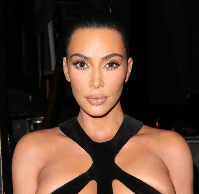 Kim Kardashian arany áttetsző fürdőruhája nem hagy semmit a képzeletre