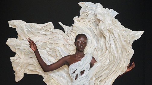 A ruha, mint művészeti médium – A ruhaszobrok varázslatos világa