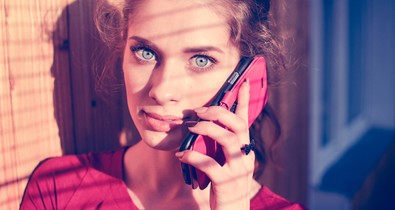 Hoppá! A telefon kék fénye károsíthatja a bőröd?