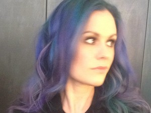 Újabb szivárvány hajú sztár!