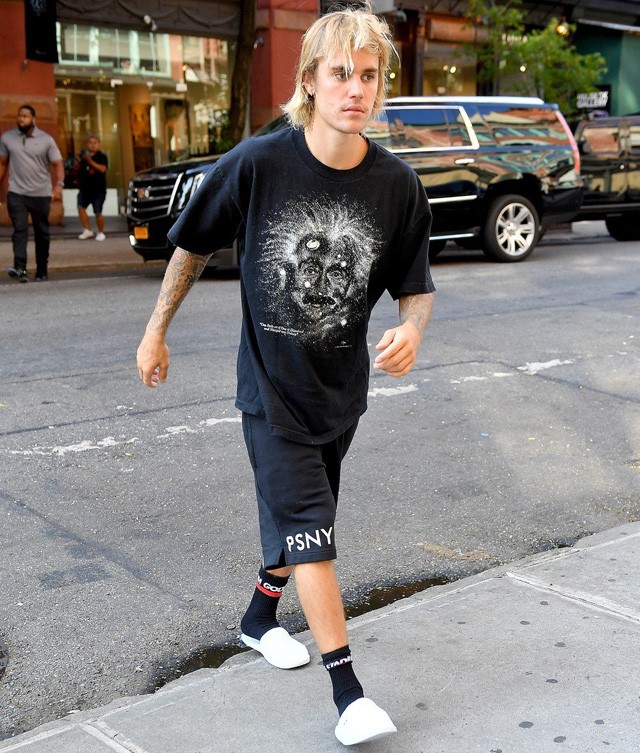 Justin Bieber szállodai papucsban