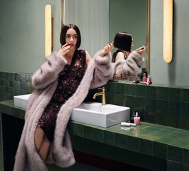 Lily Collins a Zalando 2026-os őszi-téli „Inner Voices” divatkampányában az egyéni stílus, az önkifejezés és a magabiztos öltözködés fontosságára hívja fel a figyelmet