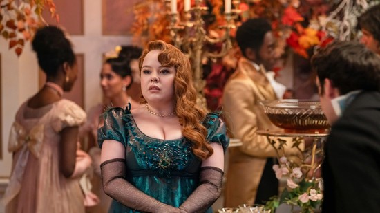 Kézen fogva érkeztek: A Bridgerton család 3. évadának szerelmesei között csak úgy izzott a levegő a vörös szőnyegen