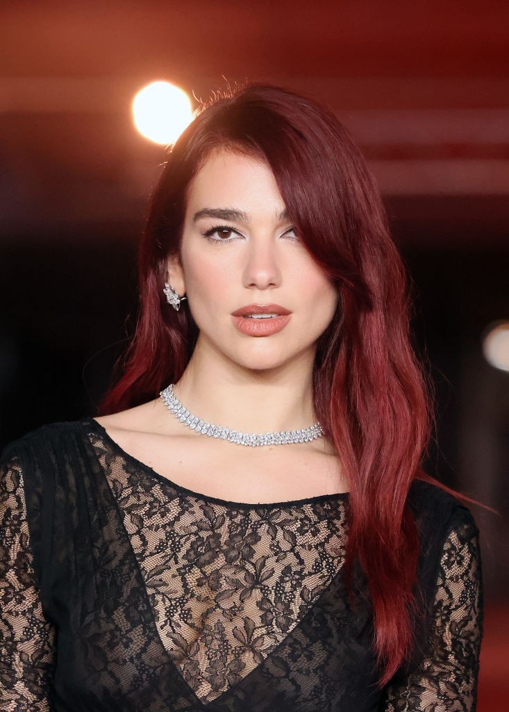 Dua Lipa gyémánt ékszerei beragyogták az eseményt