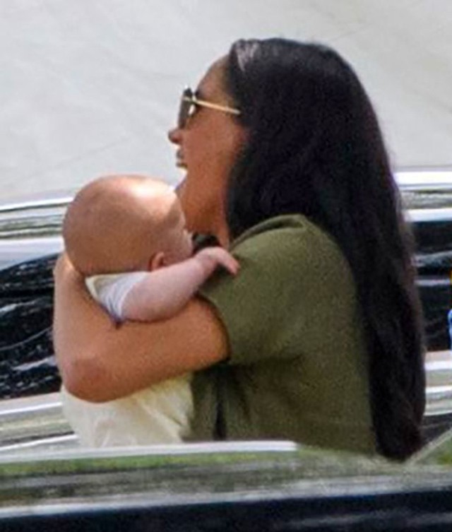 Elolvadsz: Meghan Markle váratlanul a kis Archie-val a karján jelent meg a lovaspóló meccsen