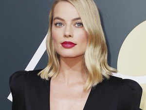Margot Robbie ruhája kicsit kriptahangulatú ezzel a díszítéssel