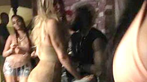 Khloé Kardashiannak két feneke van