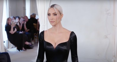 Hűha: Kim Kardashian, Nicole Kidman és Dua Lipa is megjelent a Balenciaga couture kifutóján