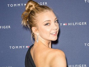 Gyönyörű volt a Trónok harca babaarcú színésznője ebben a különleges ruhában