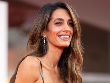 Amal Clooney álomszép szettben tündökölt, minden porcikájából árad az elegancia 