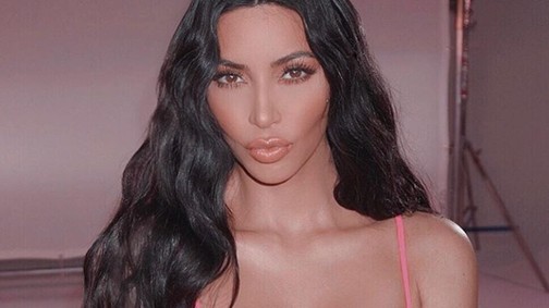 18+ Kim Kardashian egy idegen, pucér pasival pózolgat erotikus fotókon