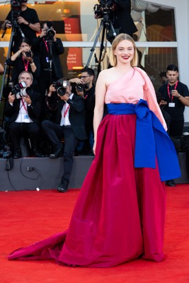 Enyedi Ildikó új filmjének, a Csendes barát női főszereplője, Luna Wedler nyerte a legjobb fiatal színésznőnek járó díjat Velencében. A díjat egy Carolina Herrera színes, és nagyívű ruhában vette át. 