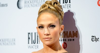 Jennifer Lopez megidézte a 90-es évek szalagavatóit ezzel a frizurával