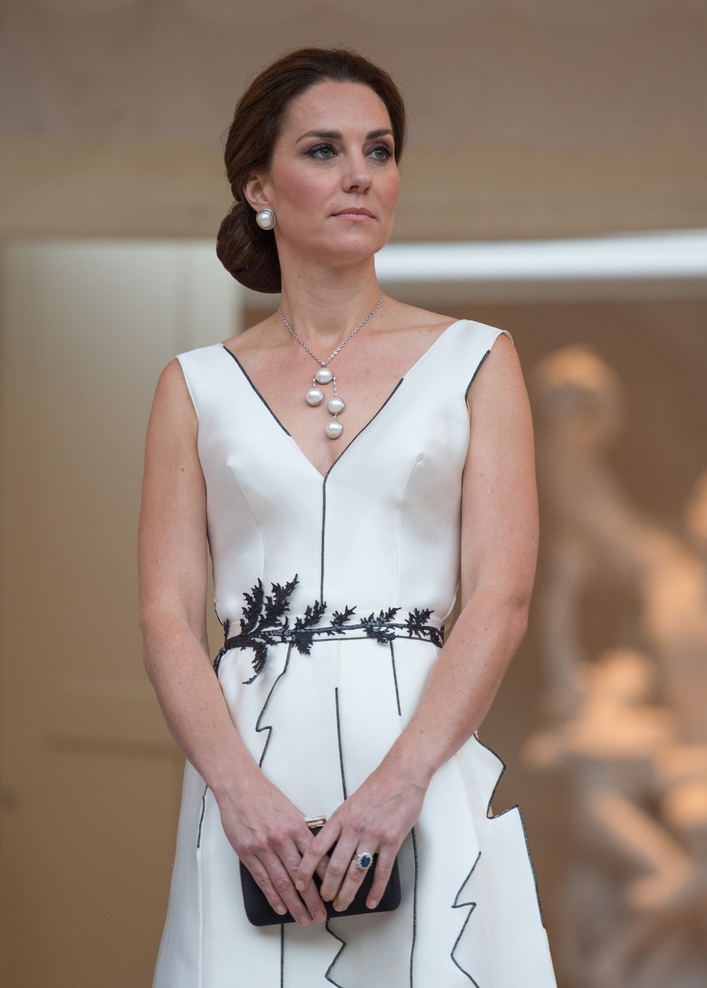 Katalin hercegné egyik kedvenc clutch táskája ez a fekete szatén Prada darab, amelyet kő díszítés és aranyozott részletek tesznek különlegessé. A táska a hercegné egyik nagy kedvence, így már számos alkalommal viselte. Ára 1 470 dollár, ami körülbelül 558 600 forintnak felel meg.