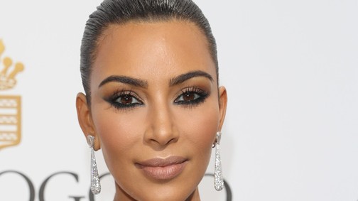 Kapaszkodj meg valamiben! Kim Kardashian átlátszó plasztikruhájától padlót fogsz