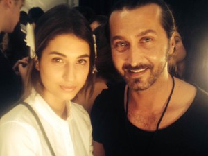 Larion Oscar a Mara Hoffman bemutatón is sminkelt