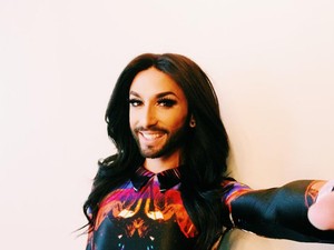 Conchita Wurst Abodi Dóra ruhájában szelfizik
