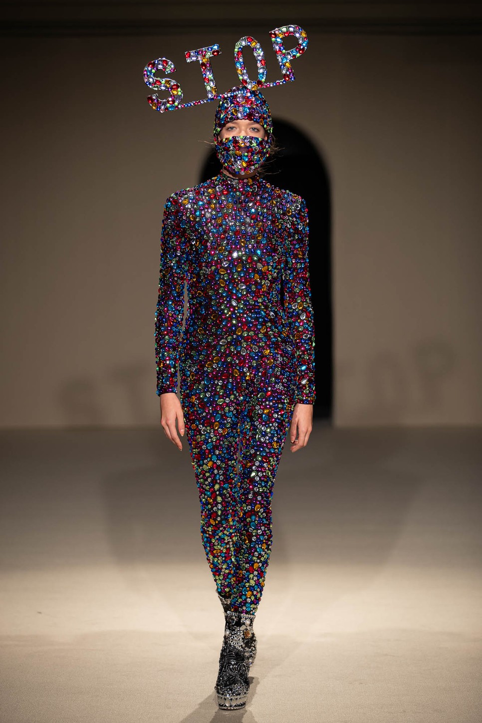 A kifutóról üzent a világnak Kerényi Virág - Látványos bemutatót láthatott a közönség a divathéten Budapesten