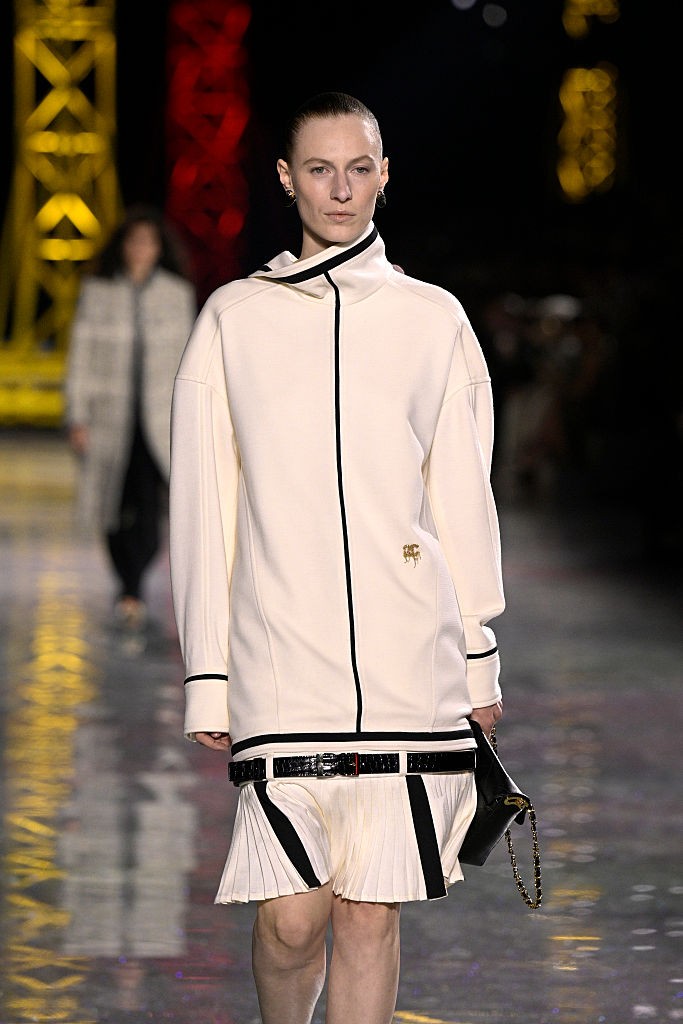 A derékszabás évről-évre új szintre kerül, a 2026-os őszi trendeket bemutató kifutókon pedig szuper alacsony helyet kapott