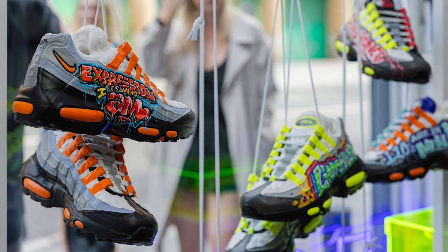 A sneakerek egyedi történeteket mesélnek, mindig emberek, alkotók, csoportok állnak mögöttük: ezt is megmutatta a Sneakerness Budapesten kiállított, a Sole-Zine által elhozott válogatás