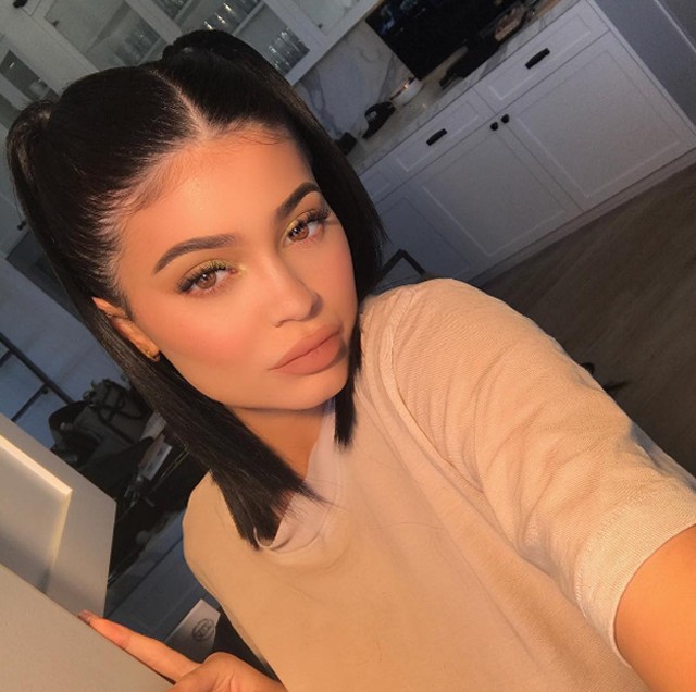 Melltartó? Minek? Kylie Jenner cicit villant!