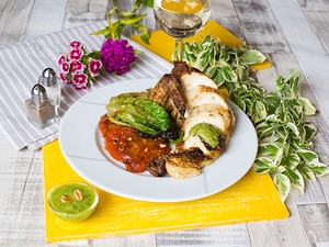 Tökéletes ízharmónia: Vasalt csirke grillezett római salátával és paradicsommal, petrezselymes pestoval