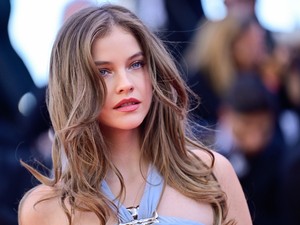 Palvin Barbara álomszép hercegnőként tündököl, csak úgy sugárzik belőle az elegancia