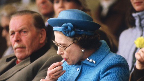 Végre kiderült, mit üzent Erzsébet királynő, amikor nyilvánosan rúzsozta ki az ajkait