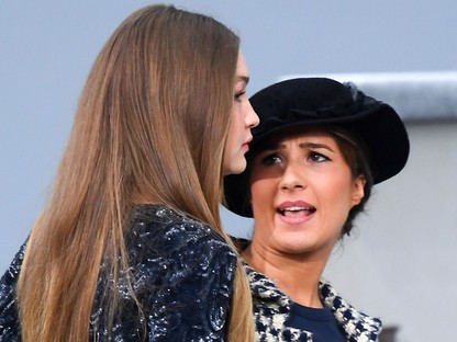 Belógott a modellek közé a Chanel kifutón egy nő, Gigi Hadid szerelte le