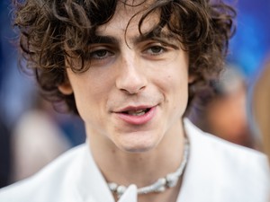 Timothée Chalamet szexi bőrszerkóban hódított a vörös szőnyegen, a rajongók valósággal lerohanták