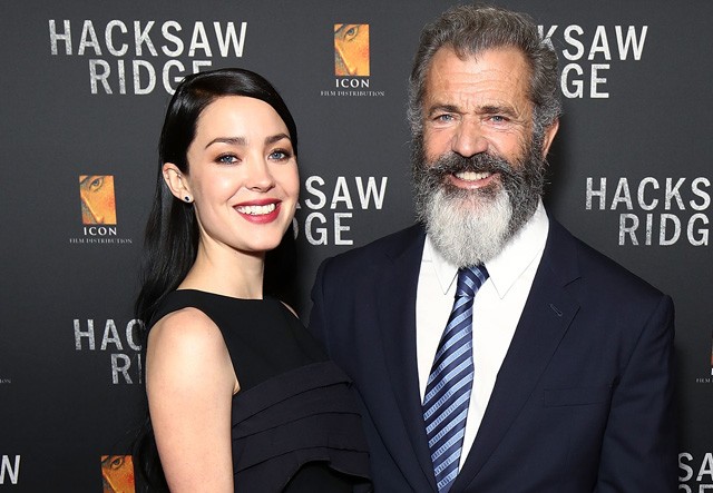 Mel Gibson és Rosalind Ross – 35 évA pár 2015 óta van együtt, és egy közös gyereket nevelnek. Mel szerint a kor csak egy szám, Rosalind-ot nagyon különleges embernek tartja. 