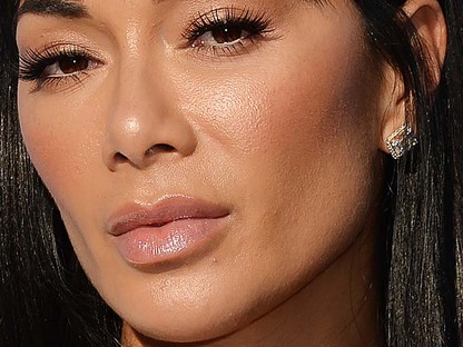 Nicole Scherzingernek még ez a necces frizura is szuperül áll