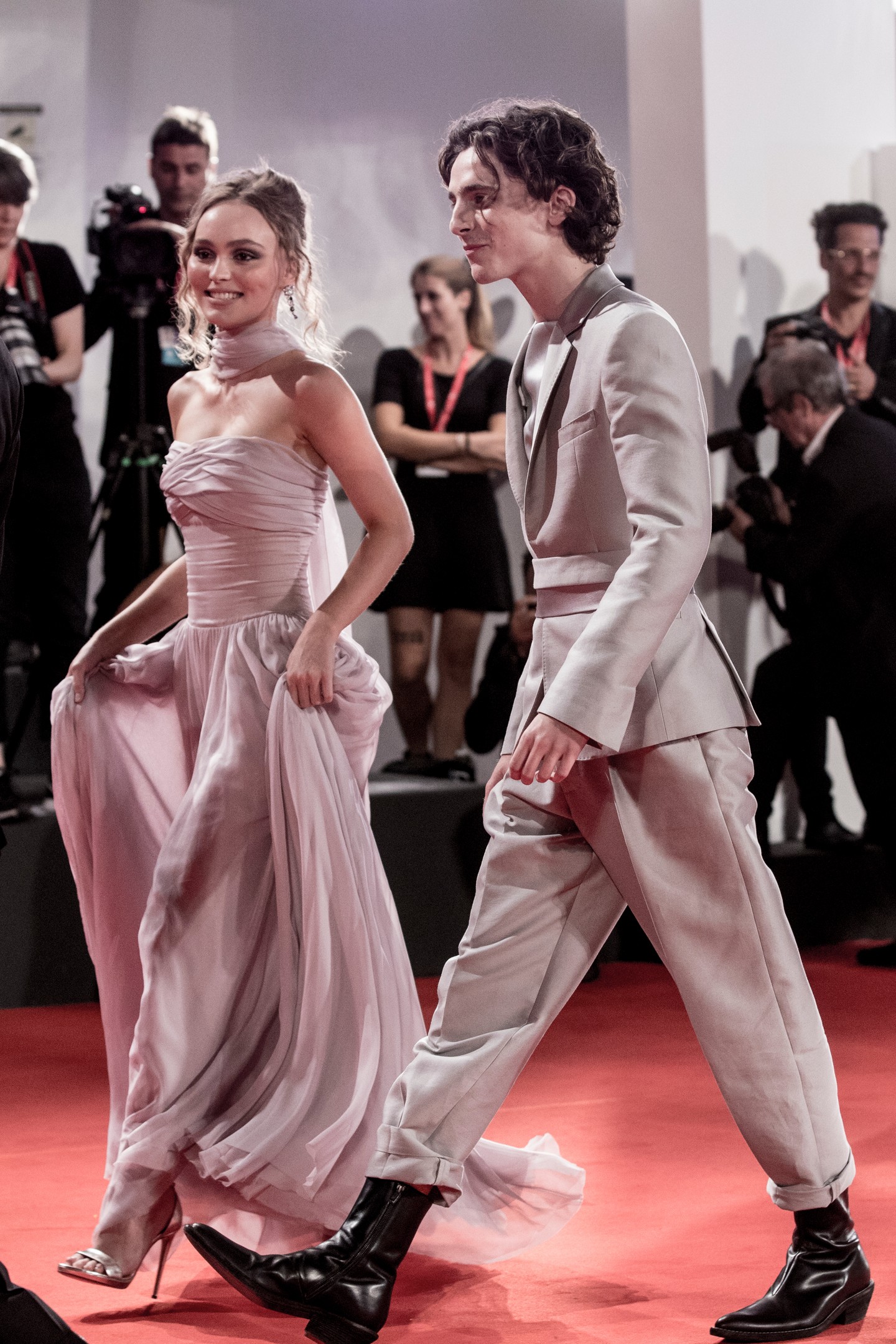 Lily-Rose Depp és Timothée Chalamet kapcsolata 2018 szeptemberében kezdődött, miután több alkalommal is együtt látták őket New Yorkban. A pár a Netflix V. Henrik című filmjének forgatásán ismerkedett meg, és nem sokkal azután, hogy részt vettek a film premierjén a 2019-es Velencei Filmfesztiválon, lefényképezték őket csókolózás közben. Körülbelül másfél évig voltak együtt.