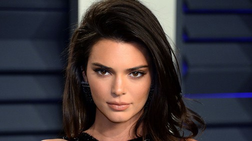 Kit érdekelnek a díjak? Kendall Jenner a szeméremdombját mutogatta az Oscar-partin