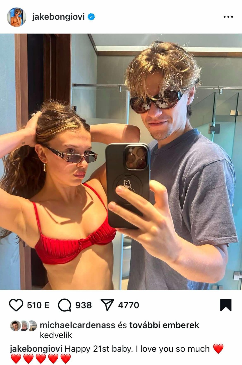 Millie Bobby Brown falatnyi bikiniben pózol a tükör előtt szerelmével