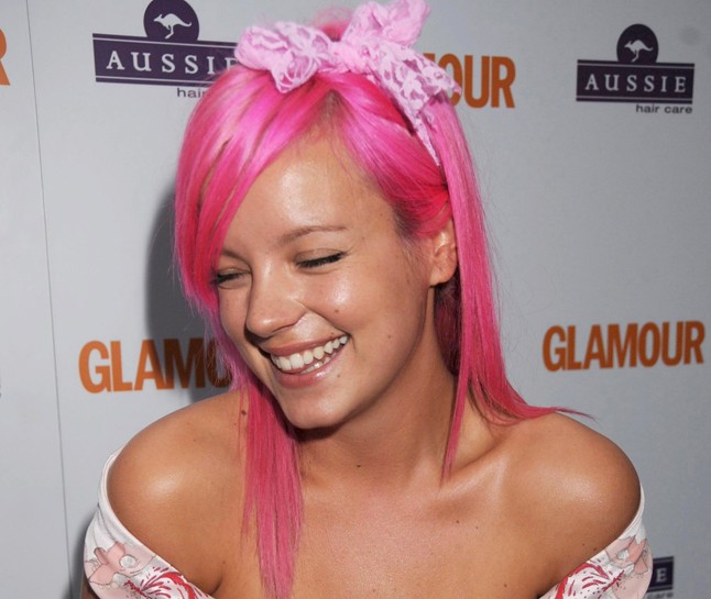 Mire megszokhattuk volna, Lily Allen máris hihetetlen pink hajkoronával mutatkozott