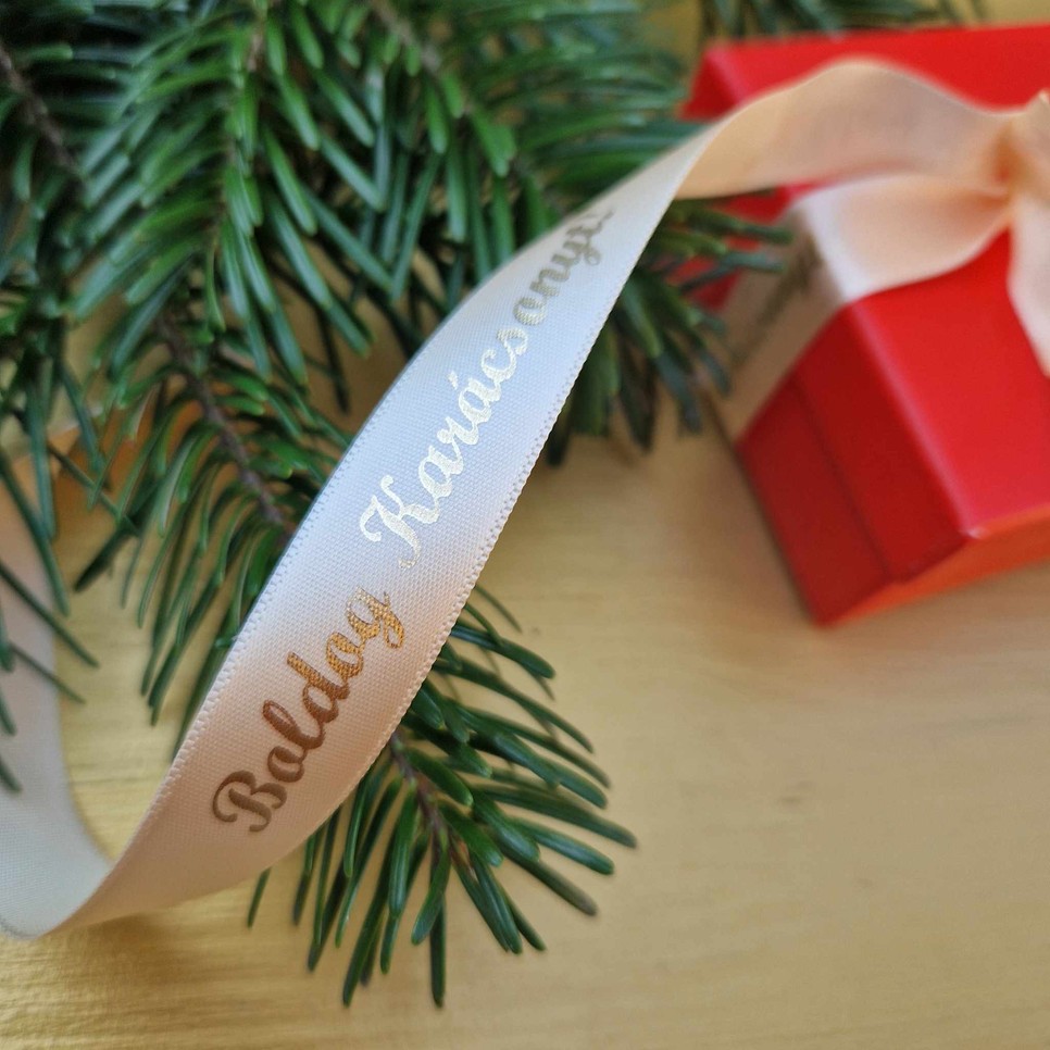 A márka személyre szabott szolgáltatásokat kínál, támogatva az ügyfeleket arculatuk kifejlesztésében.