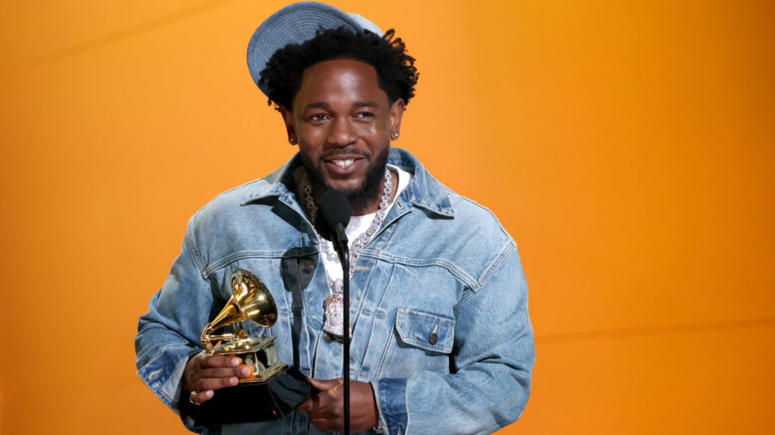 Kendrick Lamar átveszi a Grammy-díjat a "Not like us" c. daláért 2025. február 2-án
