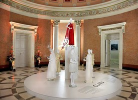 Menyasszonyi ruha installáció a Magyar Nemzeti Múzeum kupolájában a kiállítás megnyitásakor. Fotó: Kardos Judit