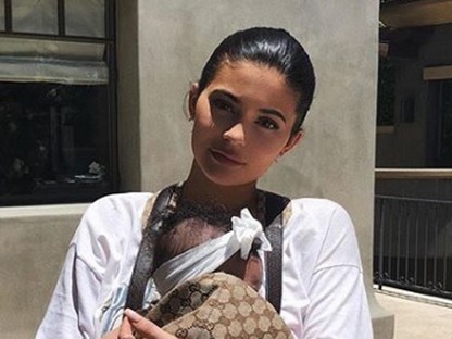 Kylie Jenner kislányának strandoló szettje a legédesebb