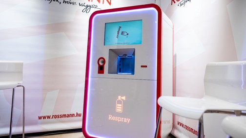 Forradalmi magyar fejlesztés: megérkezett az első dezodor utántöltő automata a Rossmann üzleteibe