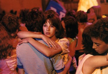 Sophie Marceau itt mindössze 13 éves volt, és a Házibuli (La Boum) című film egyik legismertebb jelenetében látható. A francia tinifilmet 1980-ban mutatták be, és Marceau ezzel a szereppel vált nemzetközi sztárrá.