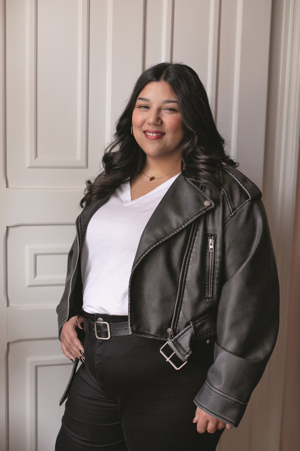 Pocsai Bettina a Romaversitas Alapítványnál a női karrierindító programot vezeti, amely a roma nők képességfejlesztésére és önbizalmának növelésére fókuszál, segítve őket az önéletrajz-készítésben, állásinterjúra való felkészülésben és karriertervezésben, miközben erősíti a közösségi megélés és a saját identitásukban való megerősítés fontosságát.