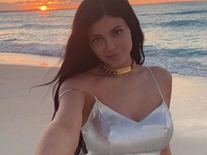 Egy átlagos testalkatú lány Kylie Jenner ruháiban úgy néz ki, mint egy Teletubby