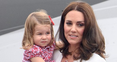 Megacukiság!! Kate Middleton és Vilmos a gyerkőcökkel érkeztek Lengyelországba