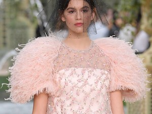 Kaia Gerber virágos habcsókként vonult a Chanel kifutóján!